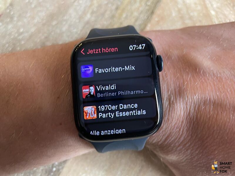 Man sieht, wie man auf der Apple Watch 7 Musik hören kann.